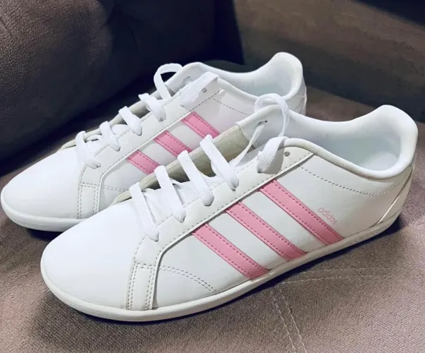 Tênis Adidas Vs Coneo QT feminino branco com rosa