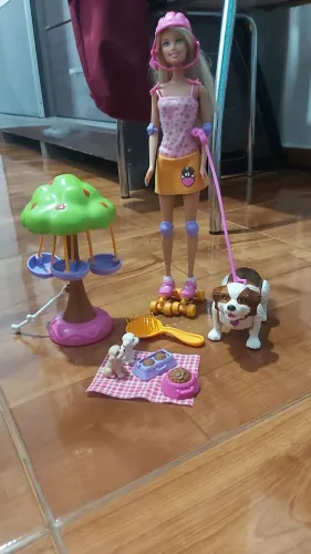 Boneca barbie cachorrinhos e árvore antiga, ainda funciona.