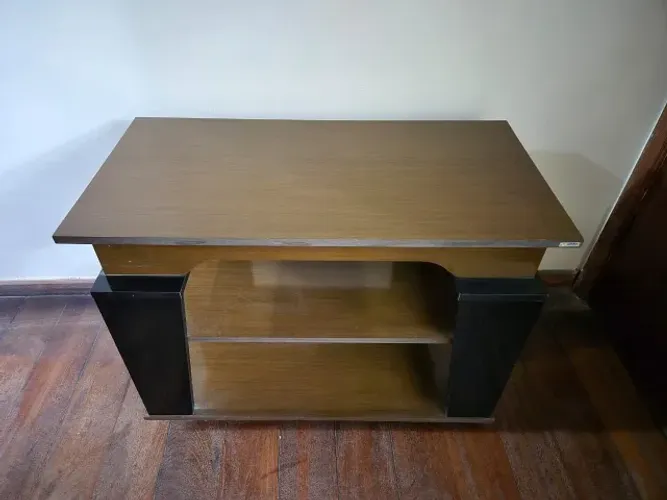 Rack para TV com Rodinhas - Amadeirado e Preto (Ótimo Estado)