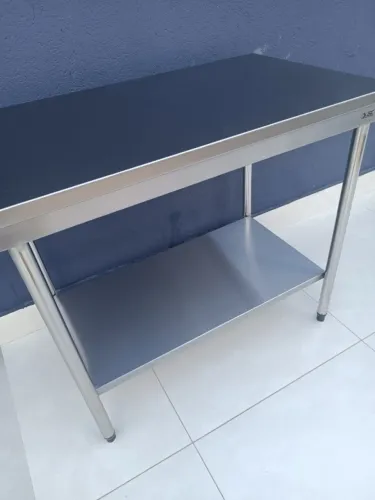 Mesa em aço inox 1.17x0.60 com prateleira inferior lisa.