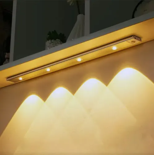 LUMINÁRIA DE LED COM SENSOR DE PRESENÇA PARA DECORAÇÃO DE AMBIENTE