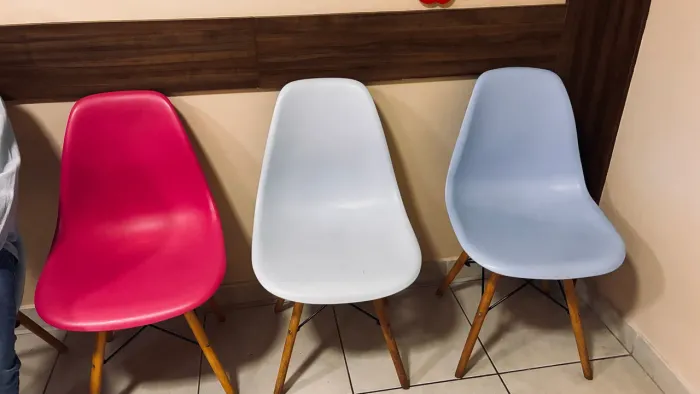 Vendo 12 cadeiras usadas de cores diferentes. 5 anos de uso. Boa conservação 