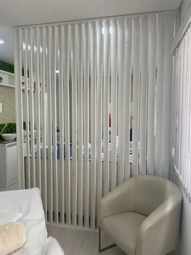 DIVISÓRIA EM MADEIRA NA COR BRANCO 2.80 alt. X 2.30 largura . TROCO TV SMART