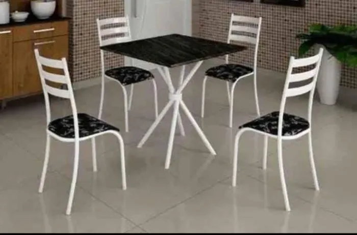 Conjunto de mesa com 4 cadeiras branco