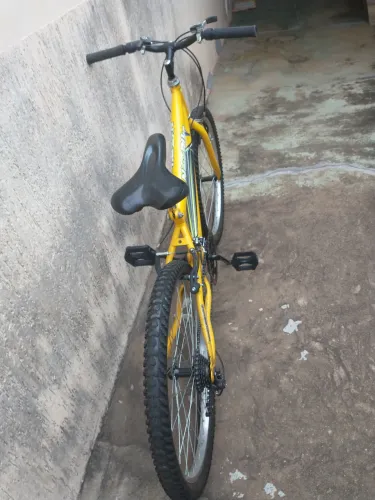 Bicicleta Amarela Aro 26 - Ótima Para Passeios