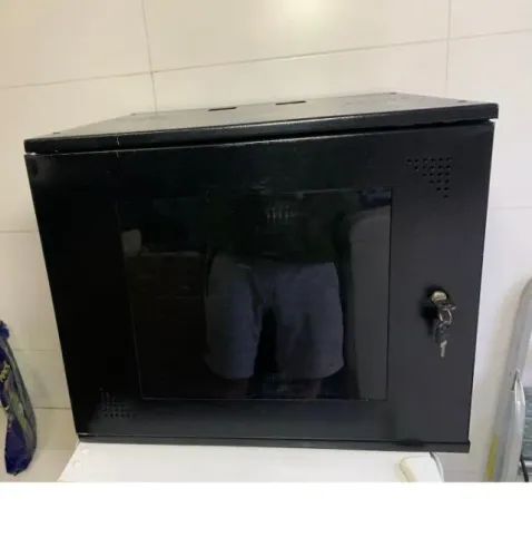 RACK SERVIDOR DE PAREDE 520X500X470MM PRETO  C/RÉGUA DE ENERGIA DE 06 TOMADAS