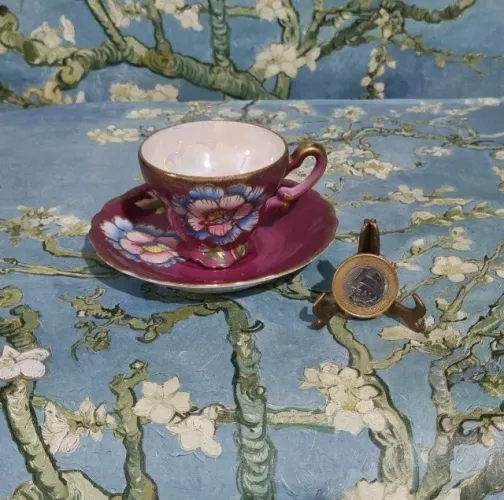 Xícara inglesa em porcelana Windsor,cor fúcsia,pintada a mão, com cenas florais. Perfeita!