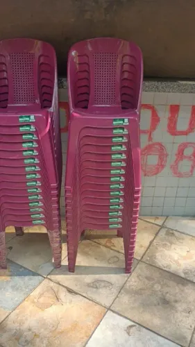 Cadeira de plástico novas