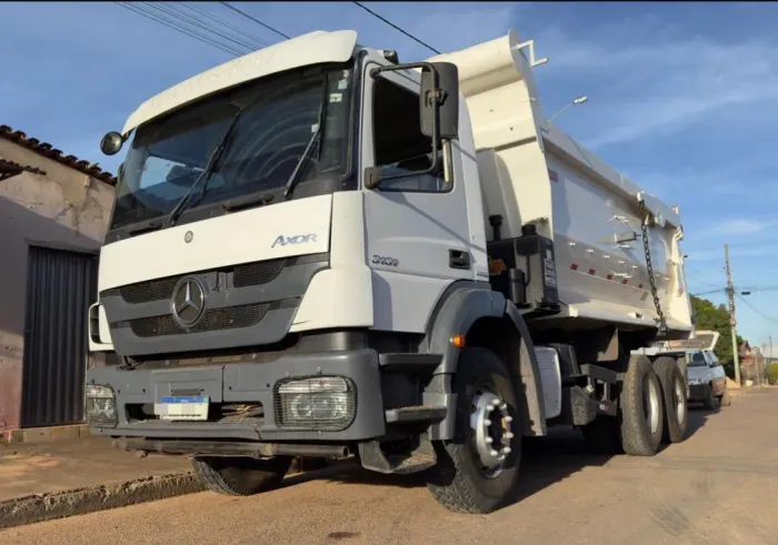 MB 3131 ano 2014, 6x4, caçamba meia cana Rossetti de 14 metros, em SP