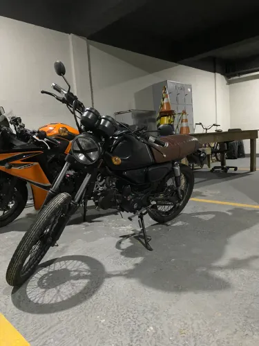 Moto Worker 125 estilo café race