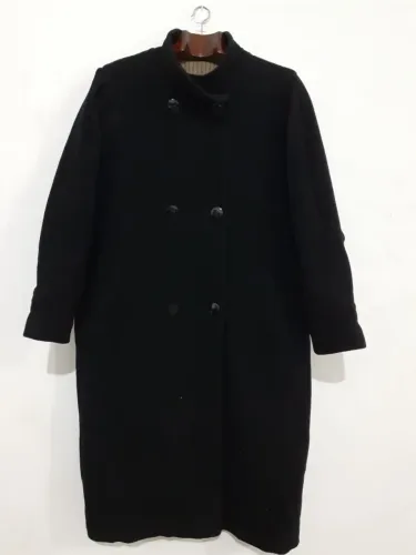 Sobretudo Preto da marca Caserta Espanha