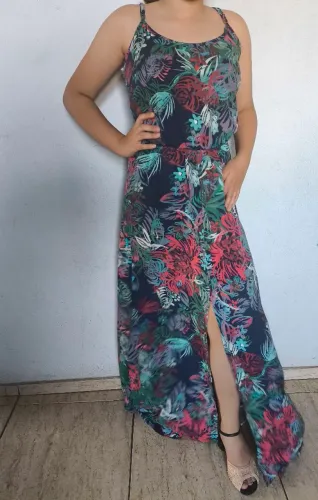 Vestido longo floral com fenda na frente