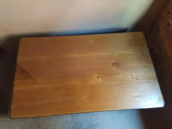 Mesa de Centro Rústica em Madeira Maciça com Tampo de Vidro - Peça Única!