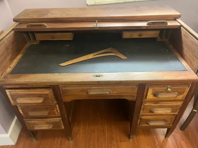 Escrivaninha Antiga com Gavetas e Detalhes em Madeira
