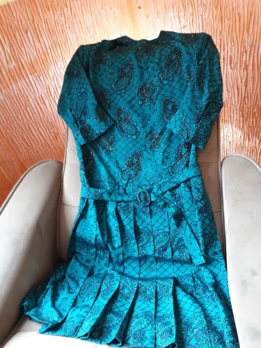 Vestido festa Azul petróleo, tecido italiano, perfeito, usado 1x. Com cinto. Saia plissada