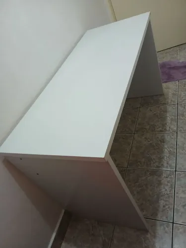 Escrivaninha branca (somente retirada - já desmontada)