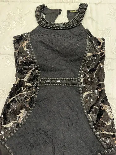 Vestido de renda preto com detalhes em paetês