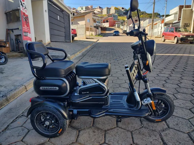 Triciclo elétrico U1 - Não precisa de habilitação 2 lugares muito forte