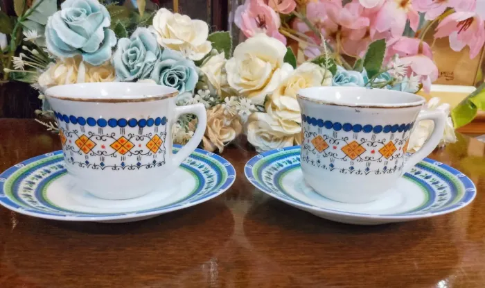 Duas xícaras de café com pires