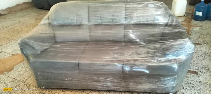 Sofá cinza embalado para transporte disponível pronta entrega