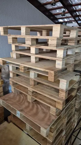 Pallets seminovos, reforçado de compensado, medida 1mt por 0.80 centímetros. 