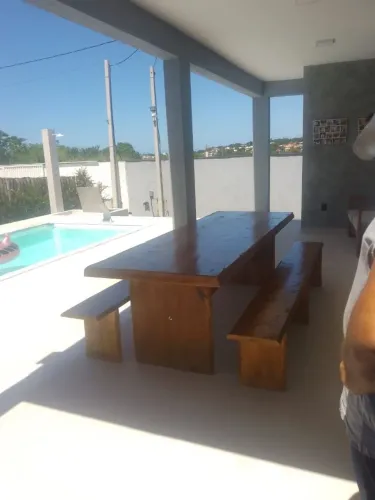 Mesa de madeira com bancos para área externa