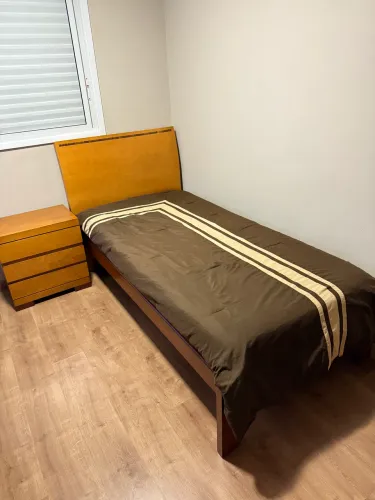 Kit Cama de Solteiro com mesa de cabeceira e colchão em madeira maciça