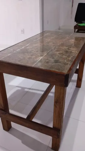 Mesa de Pallet com tampo de porcelanato