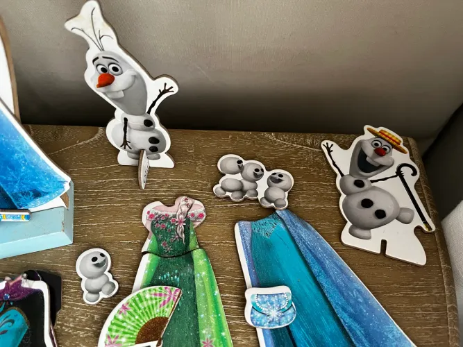 Boneca Elsa Frozen em madeira com troca de roupas também em madeira e diversos acessórios