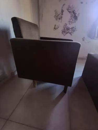 Poltronas e pulfe.