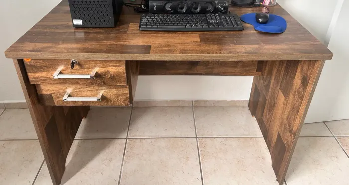 Mesa para escritório, estudos, computador.
