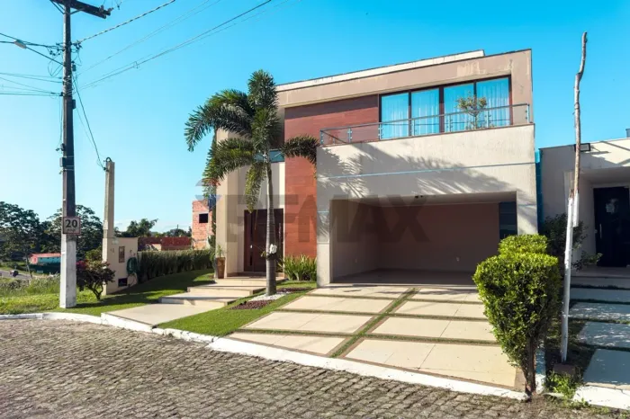 Casa de alto padrão semi mobiliada com 3 suítes em condomínio no São Benedito em Santo Ant