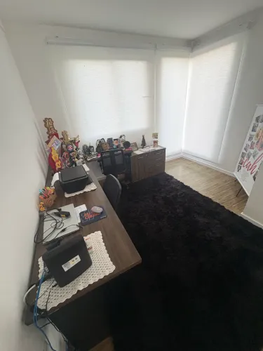 Mesa de escritório com cadeira 
