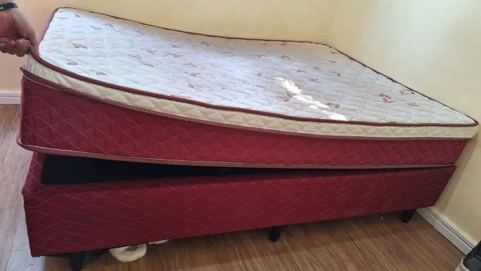 Vende-se: camas, fogão, mesas com cadeiras, cômoda, panela de pressão, aquecedor