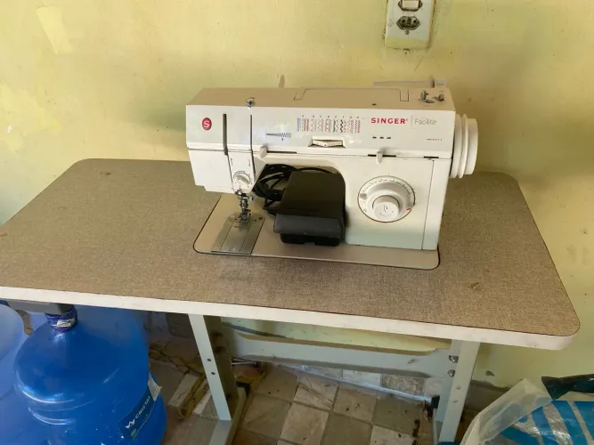 Máquina de costura singer