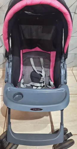 Carrinho de bebê de menina
