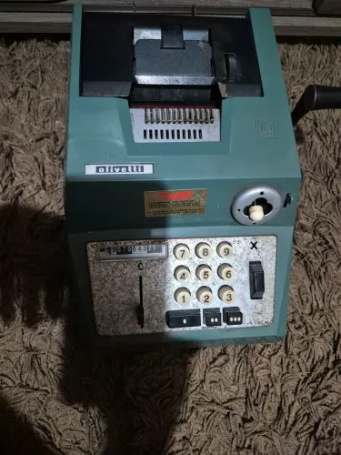 Maquina calculadora olivetti antiga