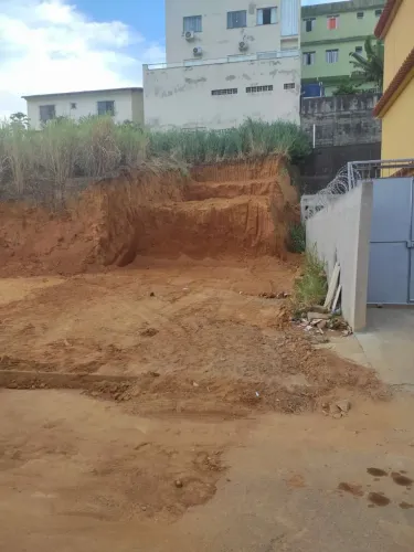 Vendo meio lote em excelente localização
