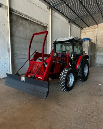 TRATOR AGRÍCOLA