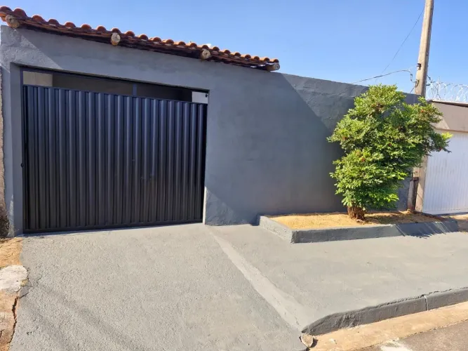 OPORTUNIDADE! CASA COM QUINTAL AMPLO