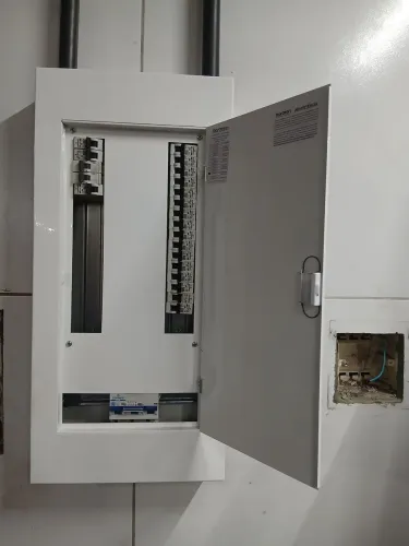 Faço serviços de estalacões elétricas