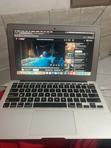 MACBOOK AIR