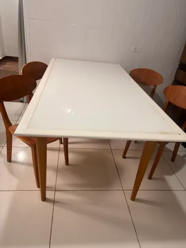 Mesa de jantar moderna e elegante 