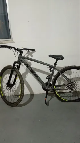 Bicicleta aro 29 KSW seminova freio a disco, só está com a câmara vazia!