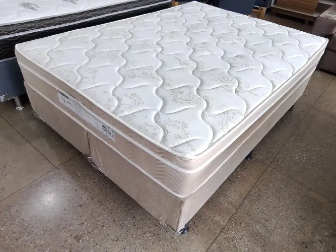 Uma linda cama box de casal de molas ensacadas e com colchão da Ortobom