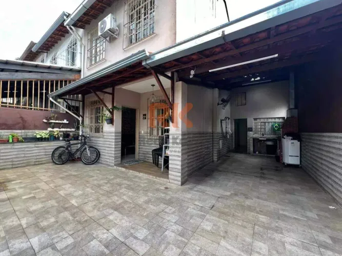 Casa geminada à venda no Bairro Santa Amélia, com 92 m² de área construída em um terreno d