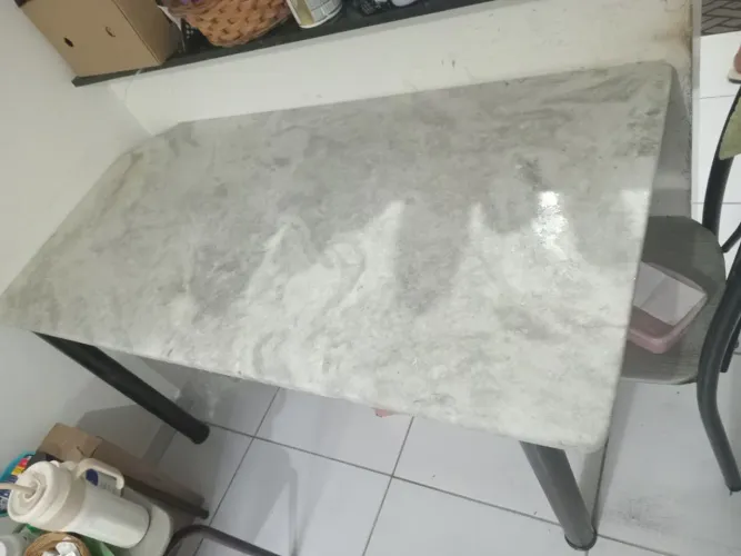 Móveis usados uma mesa gamer e uma mesa de mármore de seis cadeiras porém é só a mesa