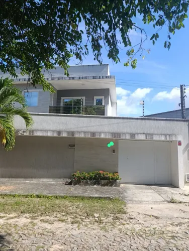 Casa Duplex , com projetados na cozinha e deck com churrasqueira. REF: 4201