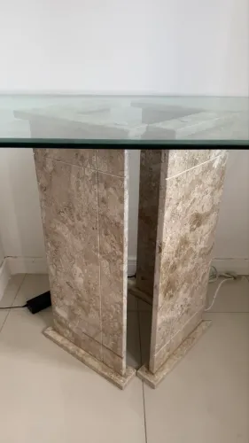 Mesa com tampo de vidro e base em granito