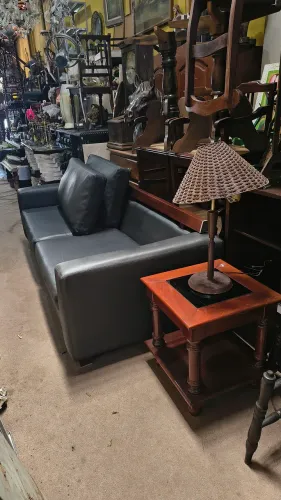 Sofa clássico 4 lugares em madeira e corvim.